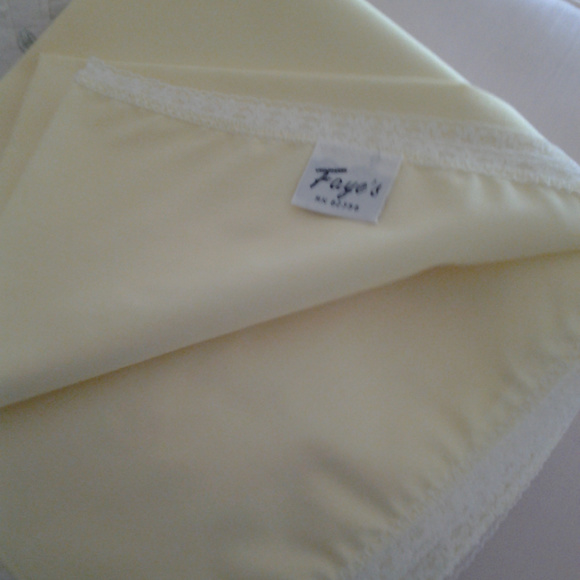 Faye's Christening Cloth Yellow & White Lace Trim - Picture 1 of 3